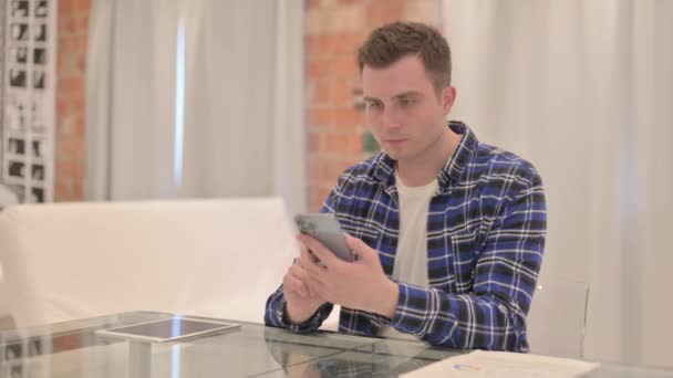 Young Casual Man Sărbătorește Succesul Smartphone — Videoclip de stoc