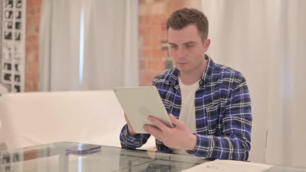 Joven Alegre Casual Hombre Usando Tablet — Vídeos de Stock