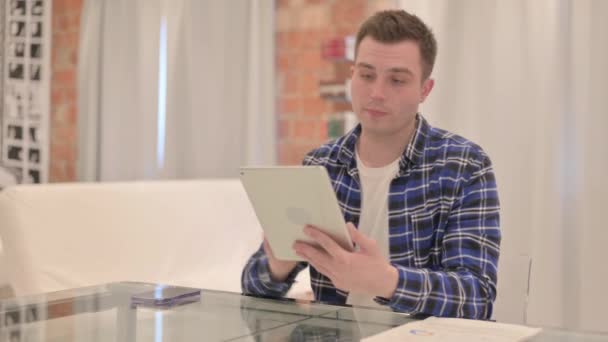 Chat Vídeo Línea Tableta Por Hombre Casual Joven — Vídeos de Stock
