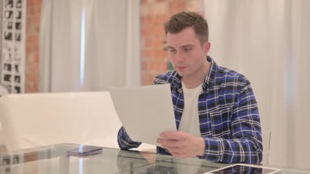 Pria Kasual Muda Merayakan Sambil Bereaksi Terhadap Laporan Bisnis — Stok Video