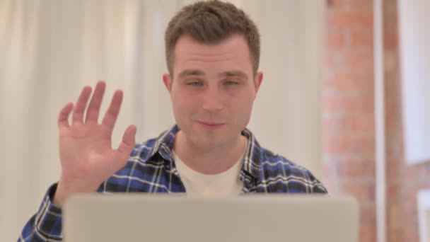 Κοντινό Πλάνο Του Young Man Κάνει Video Chat Στο Laptop — Αρχείο Βίντεο