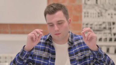 Mutlu Genç Sıradan Adam 'ın Portresi Dans Etmek, Zevk Almak