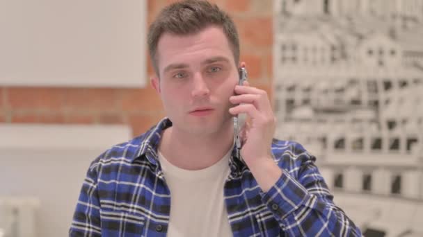 Portret Młodego Mężczyzny Rozmawiającego Przez Telefon — Wideo stockowe