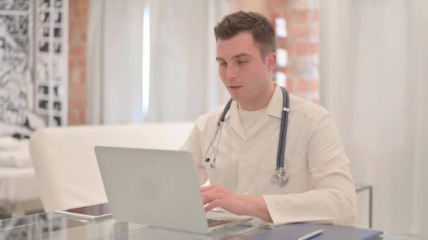 Online Video Chat Male Doctor Laptop Στην Κλινική — Αρχείο Βίντεο