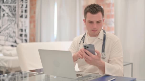 Mężczyzna Lekarz Pomocą Laptopa Smartfona Klinice — Wideo stockowe