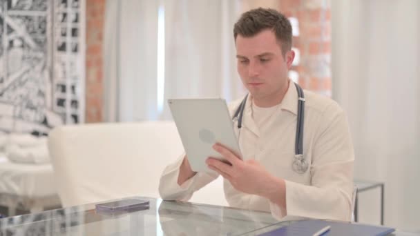 Male Doctor Using Tablet Clinic — Stok video