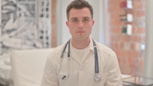 Porträt Eines Ernsthaften Männlichen Arztes Der Klinik — Stockvideo