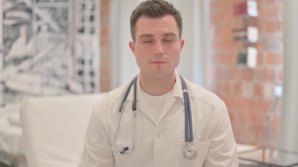 Porträt Eines Lächelnden Männlichen Arztes Der Klinik — Stockvideo