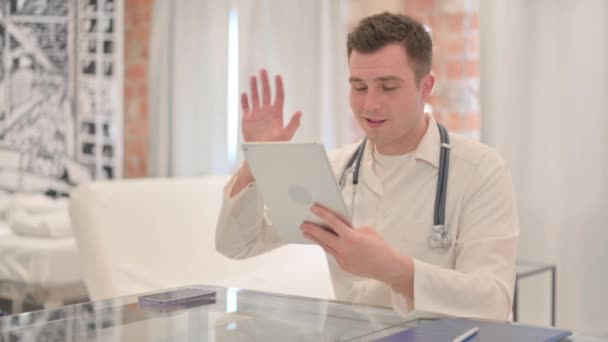 Tablet Video Sohbeti Yapan Erkek Doktor — Stok video