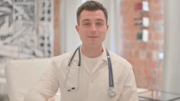 Daumen Hoch Von Männlichem Arzt Klinik — Stockvideo