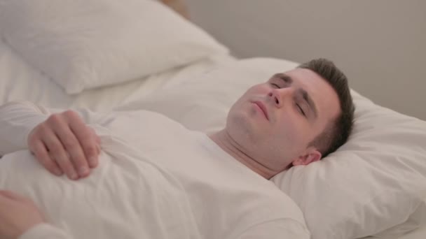 Jeune Homme Avec Mal Dents Couché Lit — Video