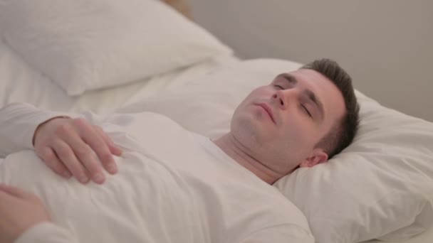 Doente Jovem Tosse Enquanto Deitado Cama — Vídeo de Stock