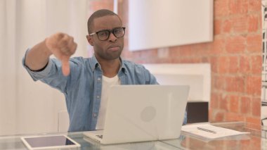 Thumbs Down Afrikalı Man Laptop Çalışma tarafından