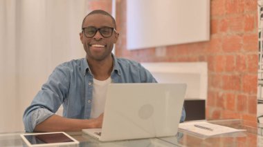 Evet, Afrikalı Adam İş Başında Kafa Sarsıyor