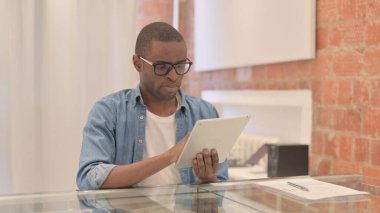 Tablet PC kullanan neşeli Afrikalı Adam