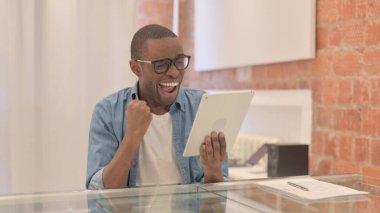 Tablet PC 'de Afrikalı Adam Başarı Kutlaması