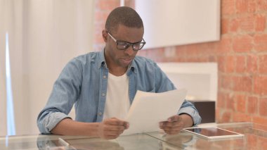 Afrikalı Adam Belgeleri İşyerinde Okuyor, Evrak İşlerinde