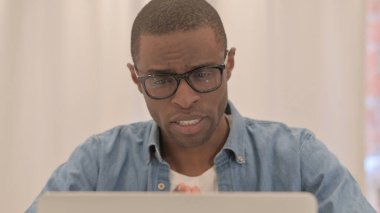 Laptop 'ta Video Sohbeti yapan Afrikalı Adam' ı kapat.