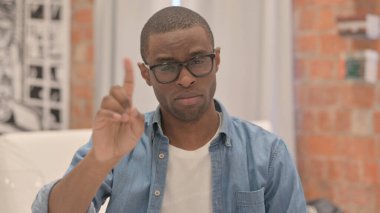 İnkar eden İşadamının El Sallama Parmağı Portresi