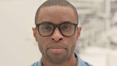 Kameraya Bakan Ciddi Afrikalı Adam 'a yaklaş