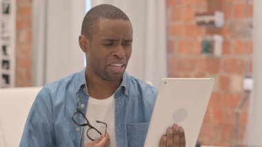 Tabletteki Kaybın Üzüntüsü Afrikalı Adamın Portresi