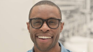 Gülümseyen Afrikalı Öğrencinin Kameraya Bakışı