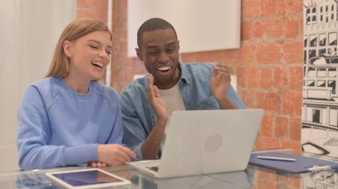 Dizüstü bilgisayarda Irklar Arası Çiftin Online Video Sohbeti