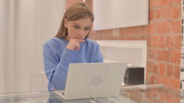 Genç Kadın Bilgisayarda Düşünüyor ve Çalışıyor