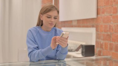 İşteki Akıllı Telefonu Kullanan Genç Kadın