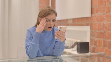 Genç Kadın Akıllı Telefon 'da Şok Oldu