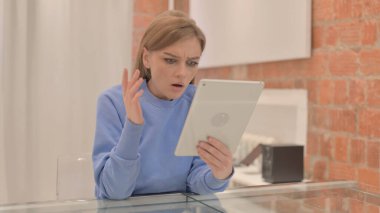 Tabletteki Kayıp Genç Kadın Üzülüyor