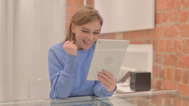 Tablet Bilgisayarında Başarıyı Kutlayan Genç Kadın