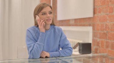 Telefonda konuşan genç bir kadın.