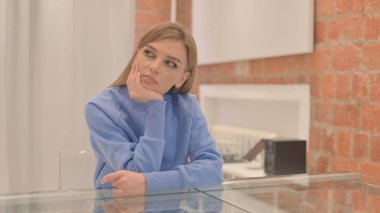 Düşünceli Genç Kadın Evde otururken Düşünüyor