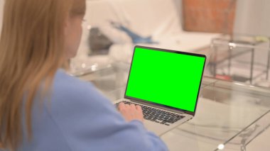 İş kadını Yeşil Ekranlı Laptop Kullanıyor