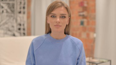 Kameraya Bakan Ciddi Genç Kadın Portresi