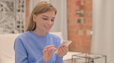 Akıllı telefon kullanan Genç Kadın Portresi
