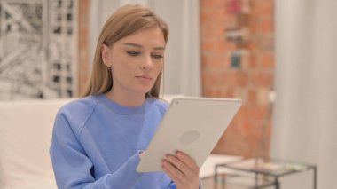 Tablet Bilgisayar kullanan Genç Kadın Portresi