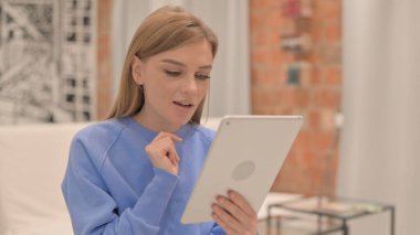 Tablet 'te Video Sohbeti Yapan Genç Kadın Portresi