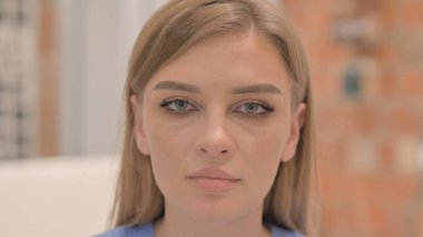 Ciddi Genç Kadın Yüzüne Yakın