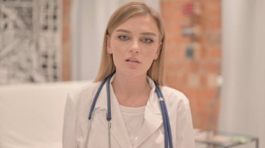 Çevrimiçi Video Sohbeti Yapan Kadın Doktor Portresi