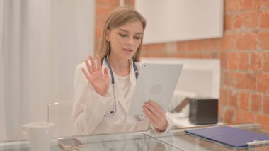 Klinikteki Kadın Doktor 'un Tabletteki Çevrimiçi Video Sohbeti