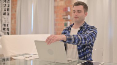 Laptop Kapandıktan sonra Genç Sıradan Adam Ayrılma Odası