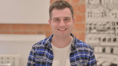 Kabullenirken Kafasını Sallayan Genç Adam Portresi