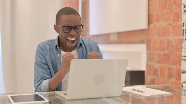 Spännande Afrikansk Man Firar Framgång Laptop — Stockfoto