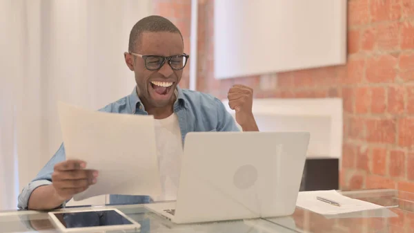 African Man Firar Framgång Laptop Och Dokument Pappersarbete — Stockfoto