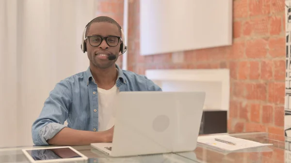 African Call Center Hombre Con Auriculares Sonriendo Cámara Trabajo —  Fotos de Stock
