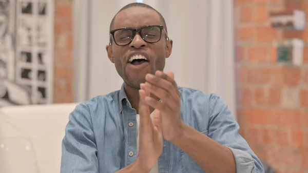 Porträtt Spännande Afrikanska Man Klappa För Laget — Stockfoto