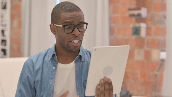 非洲男子在平板电脑上进行视频聊天的肖像 — 图库照片