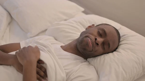 Cansado Africano Homem Deitado Cama Para Dormir — Fotografia de Stock